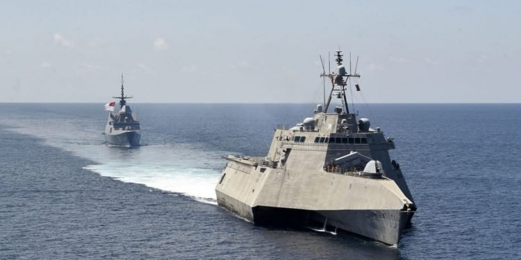 US, Singapore Navies Conduct Joint Exercise in South China Sea
